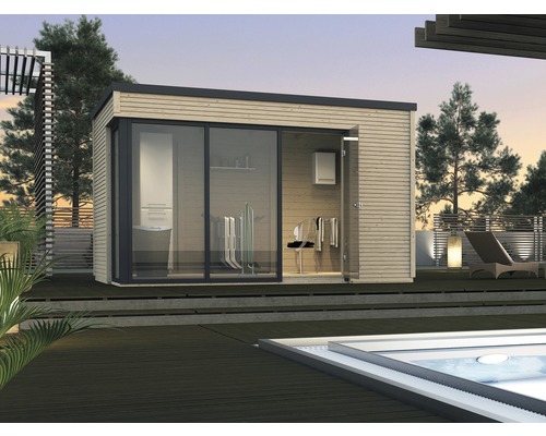 Holzsauna neben Pool mit Liegestuhl und Garten