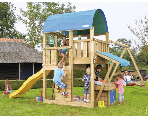Kinderspielplatz mit Rutsche, Schaukel und Kletterwand im Garten.