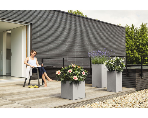 Terrasse avec bacs à plantes et femme se détendant