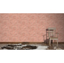 Raum mit Ziegelwand, Holzfußboden, Kuhfellteppich und Holzstuhl