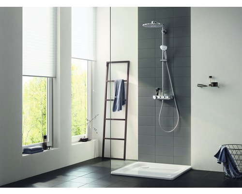 Modernes Badezimmer mit Dusche, Handtuchhalter und Fenster