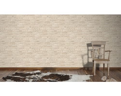 Pièce lumineuse avec mur en briques, plancher en bois, chaise et tapis en peau de vache