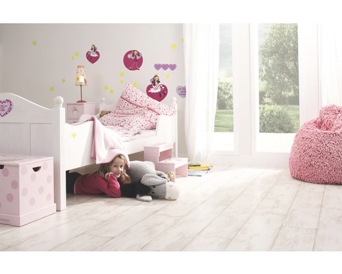 Chambre d''enfant avec lit, table de chevet, coffre à jouets et fille sous le lit
