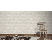 Heller Raum mit Ziegelwand, Holzboden, Teppich und Stuhl