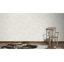 Dekoratives Interieur mit Ziegelwand, Holzboden, Teppich und Stuhl