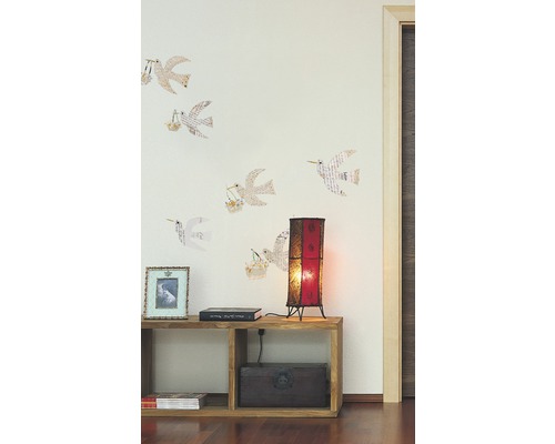 Intérieur décoratif avec stickers muraux, lampadaire et étagère en bois