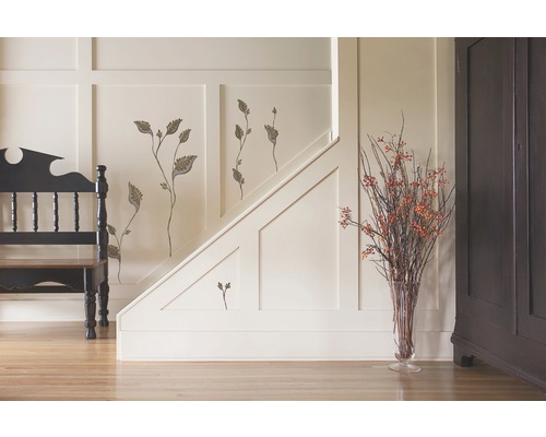 Couloir avec banc, escalier et vase de fleurs
