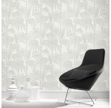 Intérieur avec papier peint à motifs, fauteuil et vases décoratifs