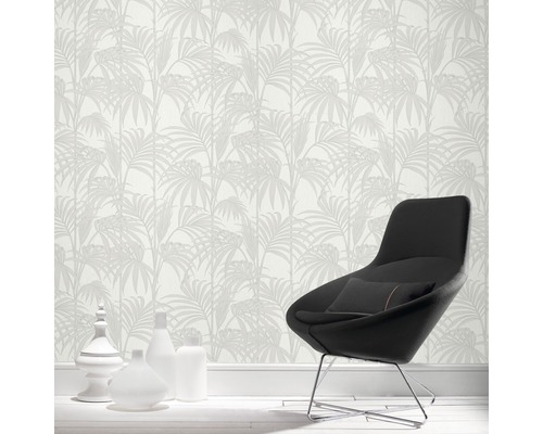 Intérieur avec papier peint à motifs, fauteuil et vases décoratifs