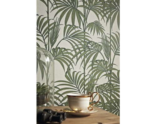 Scène avec papier peint à motifs, tasse à thé et décoration