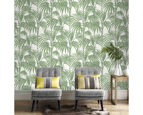 Aménagement intérieur avec papier peint à motifs de palmiers, chaises et table d''appoint