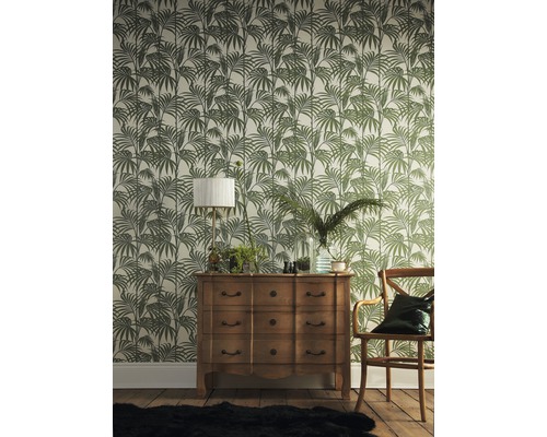 Scène avec commode, chaise et revêtement mural à motif de feuilles