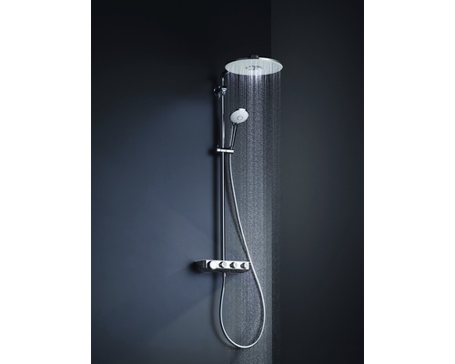 Duschsystem mit Kopfbrause und Handbrause im laufenden Betrieb