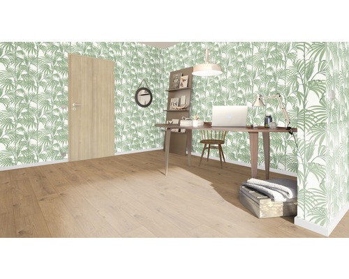 Pièce lumineuse avec parquet, porte, bureau et papier peint à feuilles vertes