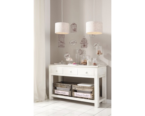 Innenaufnahme eines Raumes mit einem weißen Konsolentisch, darüber zwei Hängelampen und Wanddekorationen