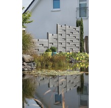 Sichtschutzzaun aus Holz neben einem Gartenteich