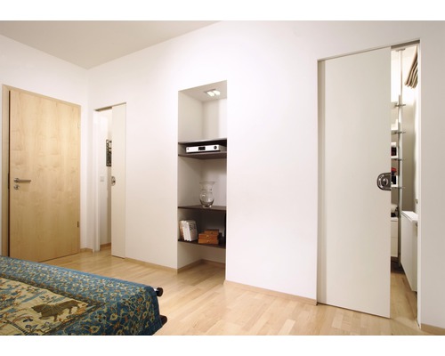 Heller Raum mit Holztür, Schiebetür und Regal