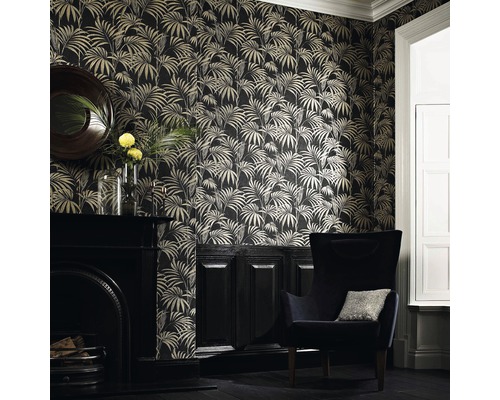Wohnzimmer mit Tapete mit Palmenmuster, Kamin und Sessel