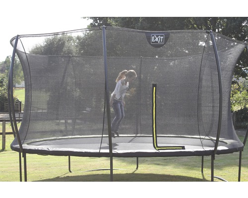 Trampoline de jardin rond avec filet de sécurité et enfant sautant