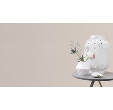 Décoration avec lanterne et vase sur une table