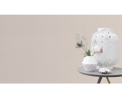 Décoration avec lanterne et vase sur une table