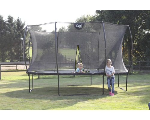 Trampoline pour enfants avec filet de sécurité et deux enfants dans le jardin