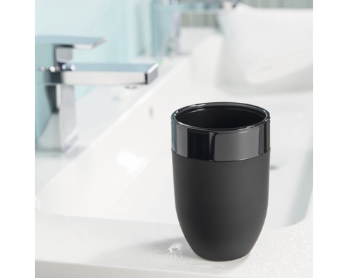 Schwarzer Zahnputzbecher im Badezimmer