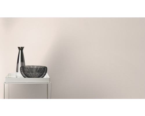 Vase décorative et bol sur une table d''appoint