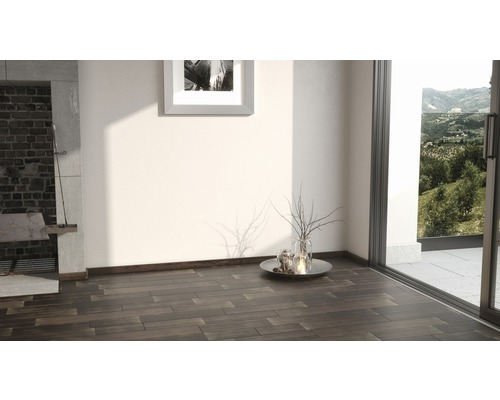 Pièce à vivre avec parquet en bois, cheminée et fenêtre donnant sur la nature
