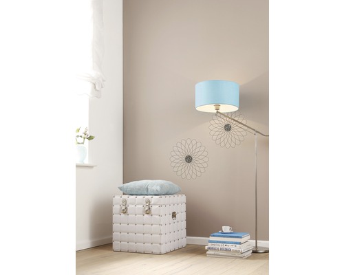 Pièce lumineuse avec coffre blanc, coussin, lampadaire et décoration