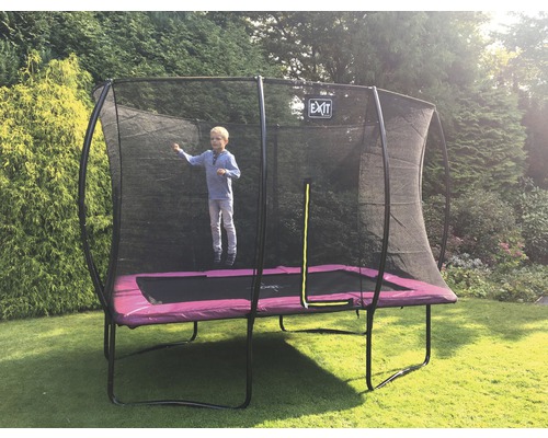 Trampoline de jardin rectangulaire avec filet de sécurité et enfant qui saute