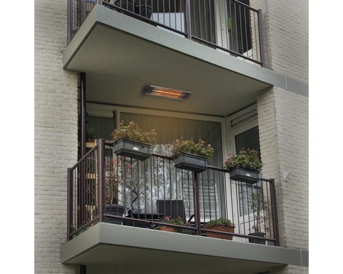 Balkon mit Heizstrahler und Blumenkästen an den Geländern