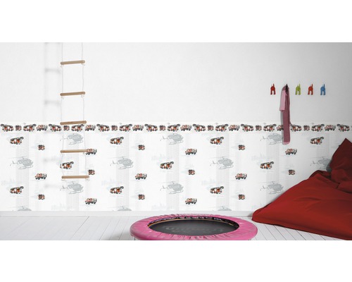Chambre d''enfant avec papier peint motif pompiers, espalier et pouf