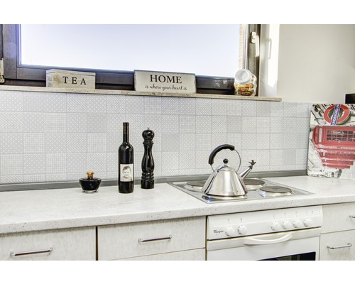 Küchenszene mit Kochfeld, Wasserkocher und Dekorationen auf der Arbeitsplatte