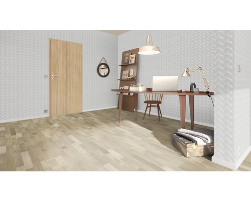 Helles Arbeitszimmer mit Schreibtisch, Stuhl, Regalen und Tür