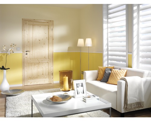 Salon avec porte en bois, canapé et décoration