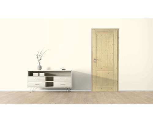 Porte en bois et commode dans une pièce lumineuse