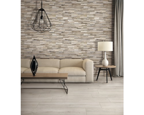 Heller Wohnraum mit Couch, Tisch und Wandverkleidung in Holzoptik.