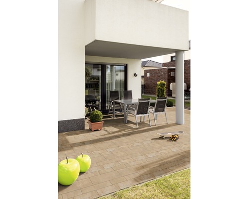 Terrasse avec pavés, table de jardin et chaises