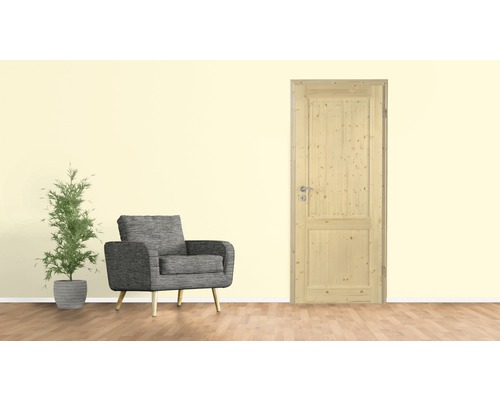 Porte en bois dans une pièce lumineuse avec fauteuil et plante