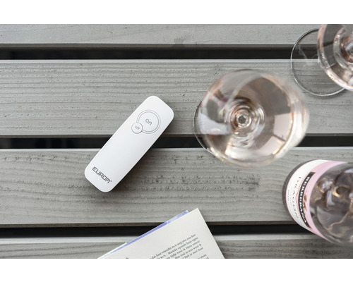 Eurom Fernbedienung mit Weingläsern und einer Flasche Wein