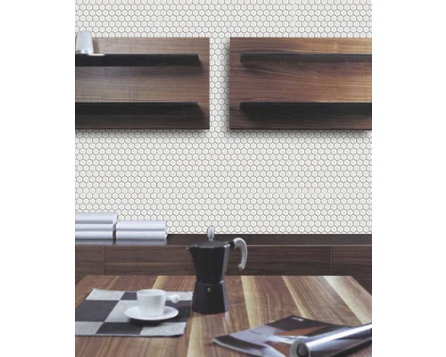 Szene mit weißen Mosaikfliesen an der Wand, Regalen und Holztisch