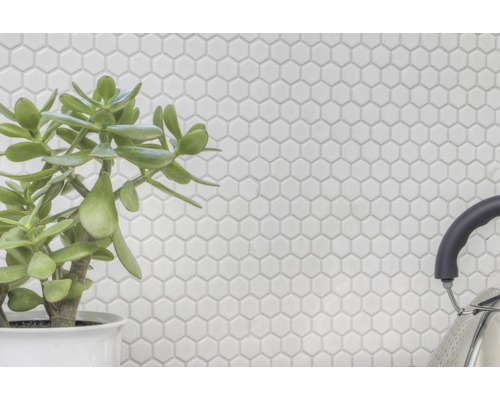 Nahaufnahme von sechseckigen Fliesen an einer Küchenwand.