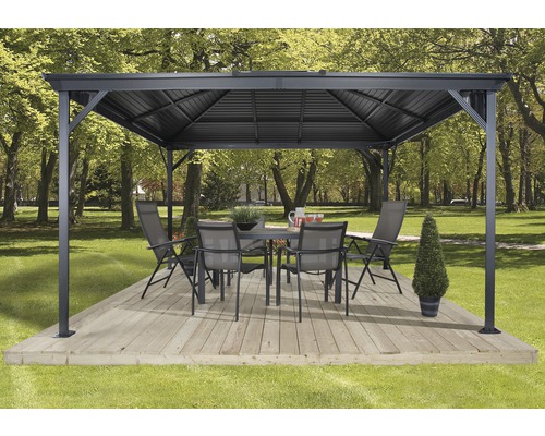 Pavillon mit Tisch und Stühlen auf einer Holzterrasse im Garten.