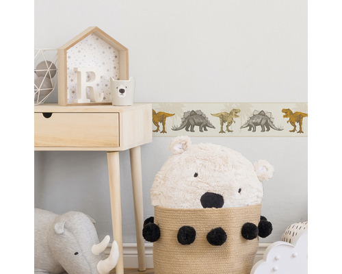 Chambre d''enfant avec bordure de dinosaures, bureau en bois et peluches