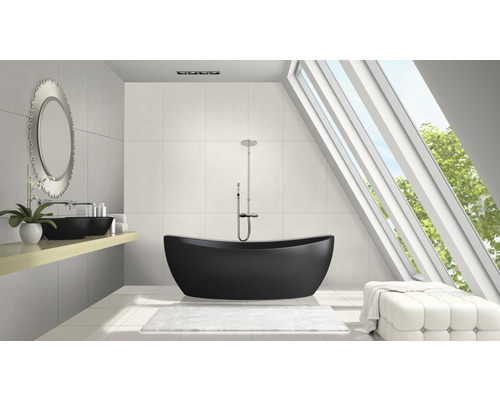 Salle de bains moderne avec baignoire îlot, lavabo et fenêtre de toit pour la lumière du jour