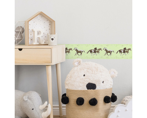 Chambre d''enfant avec une bordure de chevaux sur le mur