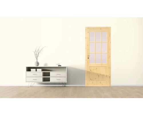 Helle Inneneinrichtung mit Holzrahmentür mit Glaseinsätzen und Kommode