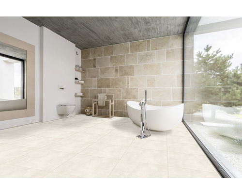 Salle de bain moderne avec carrelage au sol, baignoire et grande fenêtre