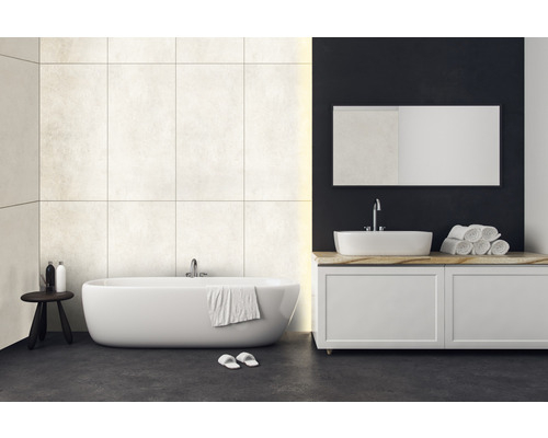 Salle de bain avec baignoire, lavabo, miroir et serviettes